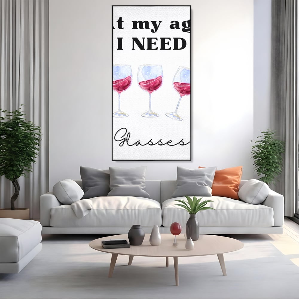 Tablou canvas cu tablou canvas cu pahare de vin si mesaj, in rama de aluminiu negru, pe perete intr-un living